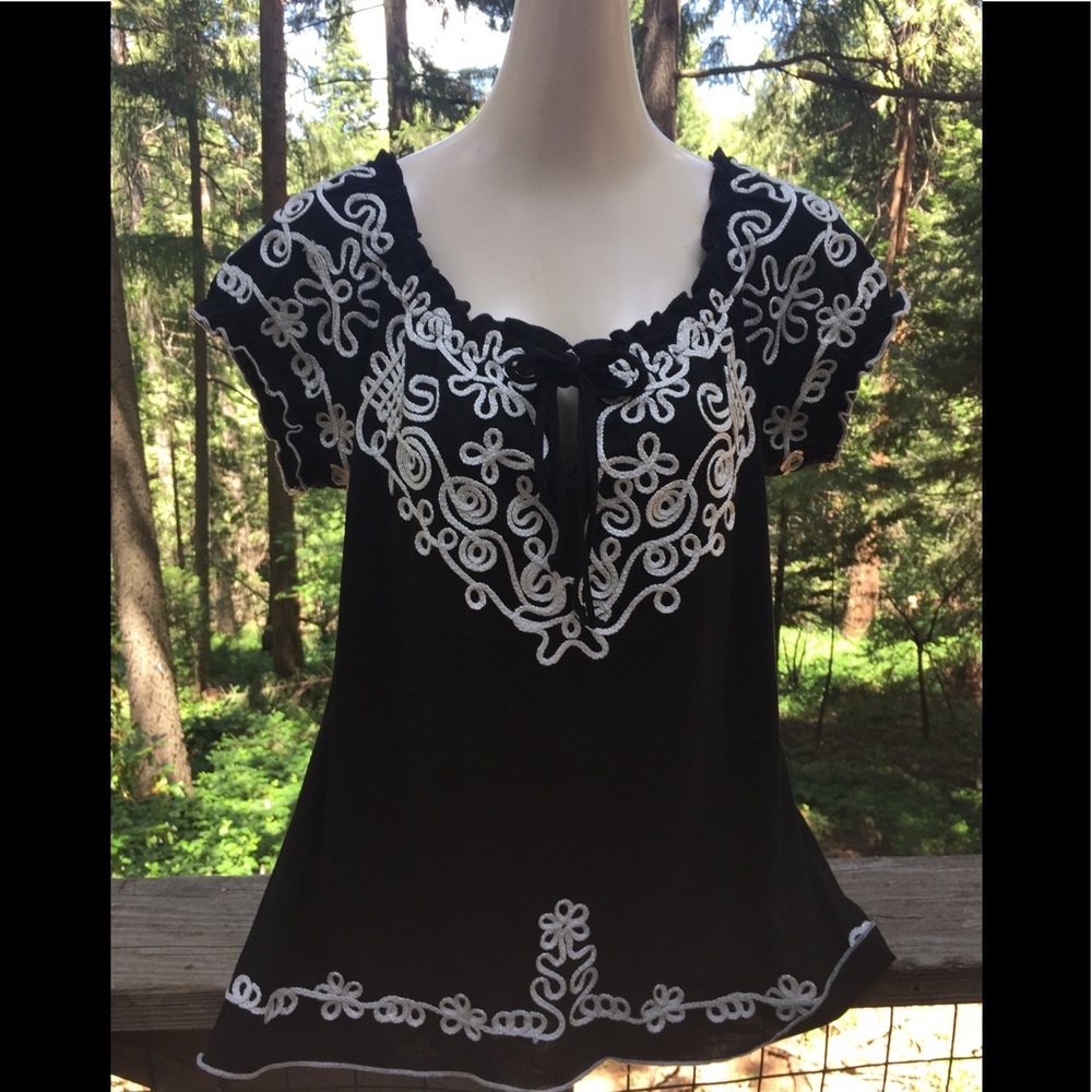 Lauren Michelle international style white on black peasant blouse
